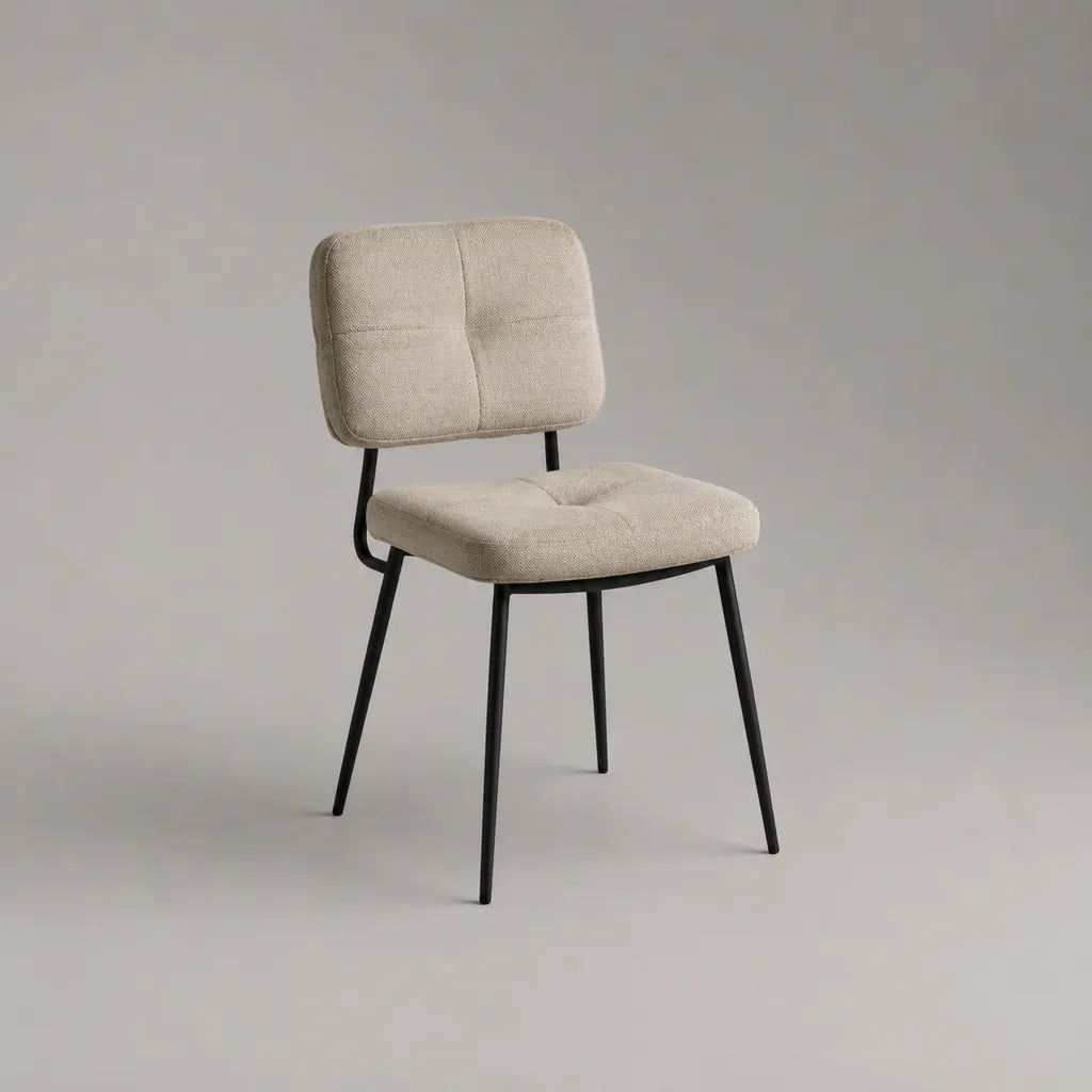 Sedia da pranzo imbottita in poliestere beige con schienale rettangolare arrotondato e gambe in acciaio nero, 50 x 56 x 83 cm