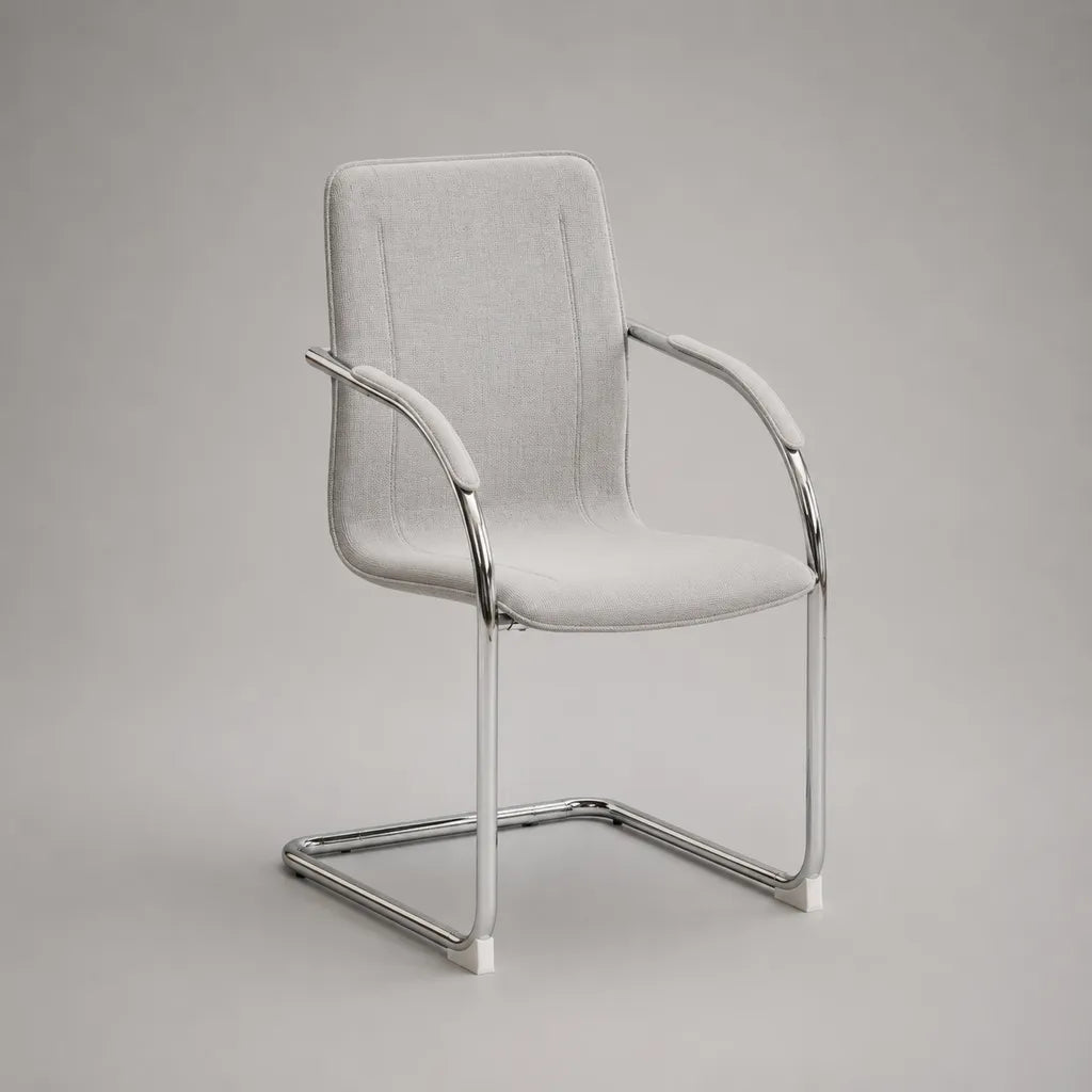 Sedia imbottita con braccioli, struttura in acciaio cromato e tessuto grigio chiaro, 56 x 60 x 88 cm