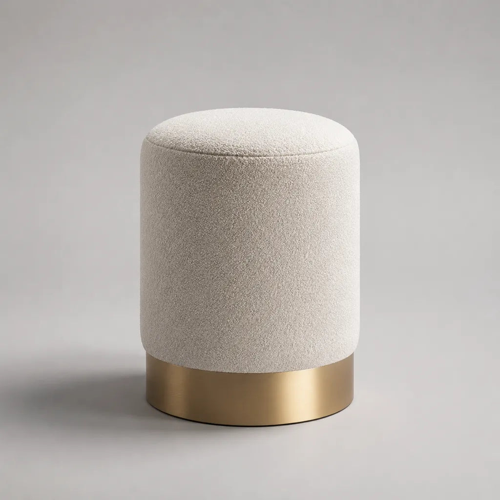 Sgabello pouf rotondo imbottito in bouclé di poliestere crema con base in acciaio inox color oro, Ø 40 x 45 cm